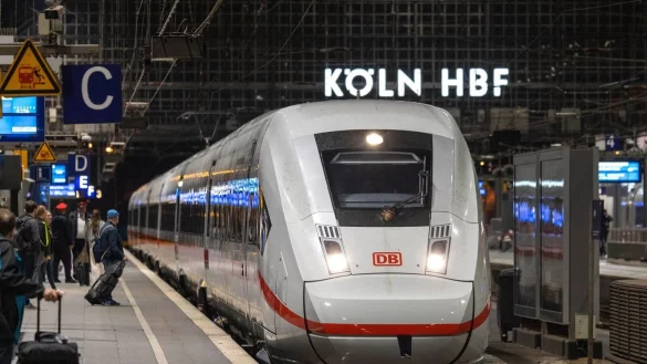 Die Deutsche Bahn war im April wieder besonders unpünktlich unterwegs. (Archivbild) - © Thomas Banneyer/dpa