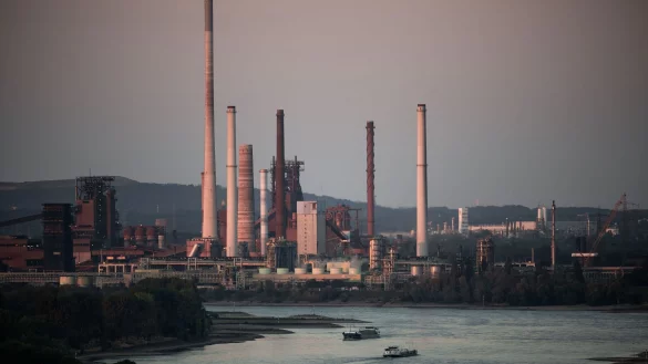 Thyssenkrupp belädt wegen der niedrigen Wasserstände seine Schiffe etwas weniger, um den Tiefgang zu verringern. (Archivbild) - © Fabian Strauch/dpa