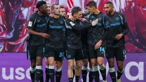 Vorlagengeber und Vollstrecker: Florian Wirtz (M) und Patrik Schick bejubeln das 1:0. - © Jan Woitas/dpa