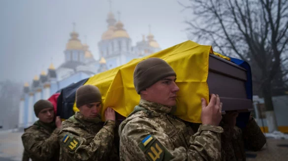 Beerdigungen von Soldaten sind in der Ukraine an der Tagesordnung. (Archivbild) - &copy; Evgeniy Maloletka/AP/dpa