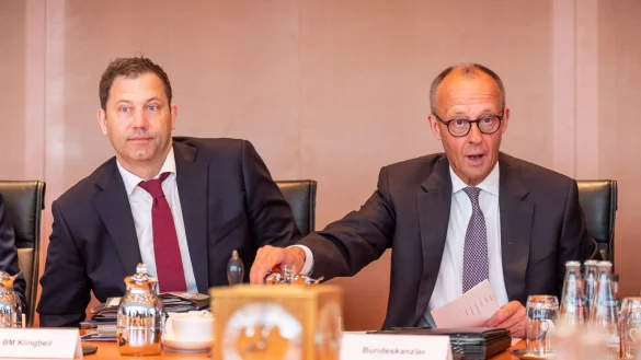 Klingbeil brachte erstmals einen Haushaltsentwurf ins Kabinett ein. - © Michael Kappeler/dpa