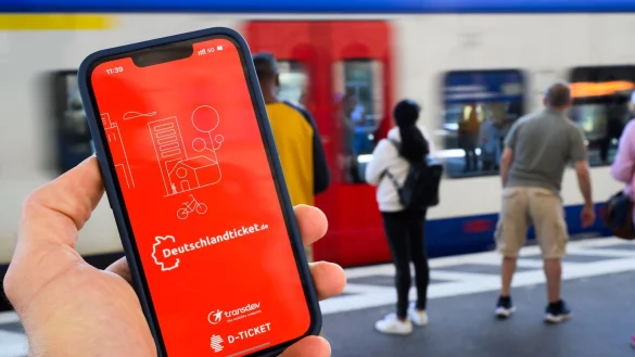 Wer ein Deutschlandticket haben m&ouml;chte, wird ab dem kommenden Jahr tiefer in die Tasche greifen m&uuml;ssen. (Symbolbild) - &copy; Julian Stratenschulte/dpa