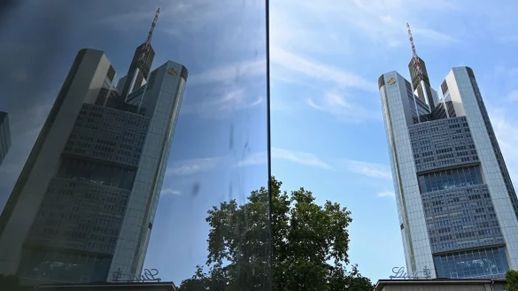 Stellenabbau und steigende Gewinne sollen der Commerzbank die Eigenst&auml;ndigkeit bewahren. (Archivbild) - &copy; Arne Dedert/dpa