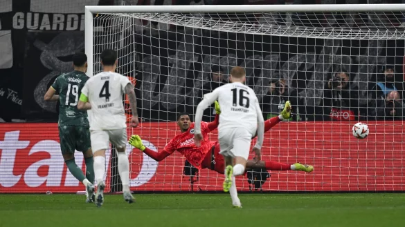 Verwandelt souverän: Stürmer Solanke. - © Arne Dedert/dpa