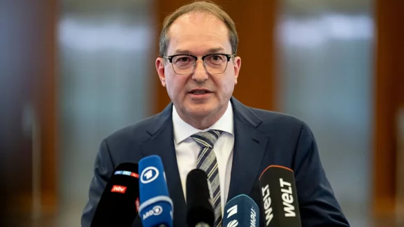 Wenige Stunden nach der Veröffentlichung der Entscheidung des Berliner Verwaltungsgerichts tritt Bundesinnenminister Alexander Dobrindt (CSU) in Berlin vor die Presse. - © Fabian Sommer/dpa