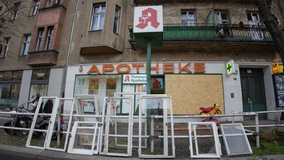 Diese Apotheke wurde teils zerstört. - © Joerg Carstensen/dpa