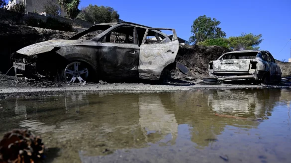 Die Brände haben hohe Schäden verursacht - Häuser und Autos verbrannten. - © Michael Varaklas/AP/dpa