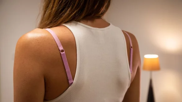 Nicht immer gewollt: Kann eine Büroklammer BH-Träger unter dem Top verschwinden lassen? - © Christin Klose/dpa-tmn