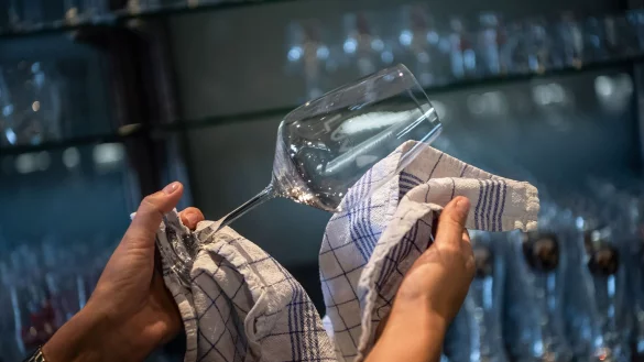 Viele Minijobberinnen und Minijobber arbeiten im Gastgewerbe. (Symbolbild) - &copy; Sina Schuldt/dpa/dpa-tmn