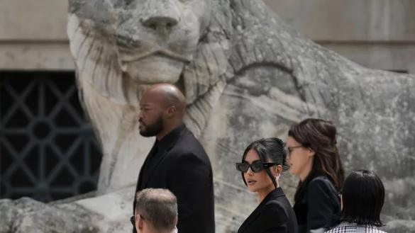 Kim Kardashian berichtete vor Gericht von ihrer Panik und Todesangst während des Raubüberfalls auf sie. - © Aurelien Morissard/AP/dpa