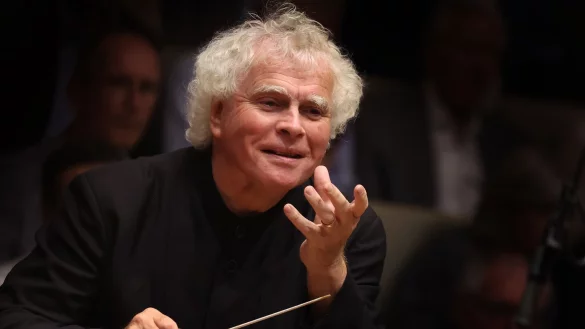 Sir Simon Rattle will das Preisgeld für den Siemens Musikpreis in ein Orchesterprojekt stecken. - © Karl-Josef Hildenbrand/dpa