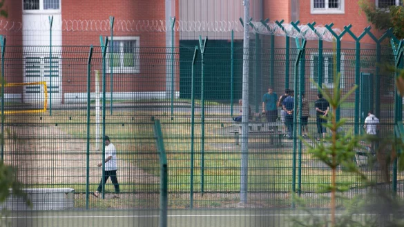 Im Abschiebegefängnis Büren sollen weiter auch Polizisten aufpassen. (Archivfoto) - © Friso Gentsch/dpa