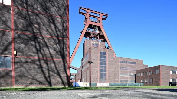 Unter anderem Schacht XII der ehemaligen Steinkohlezeche Zollverein in Essen ist jetzt mit Beton verfüllt worden. - © Federico Gambarini/dpa