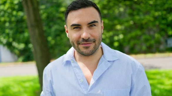 Schauspieler Lars Steinhöfel ist kein glühender Fußballfan. - © Henning Kaiser/dpa