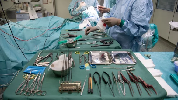 Ein Krankenhaus im Kreis Steinfurt darf vorerst auch nach dem 1. April weiter Hüft- und Knie-Operationen anbieten. (Archivbild) - © Marijan Murat/dpa