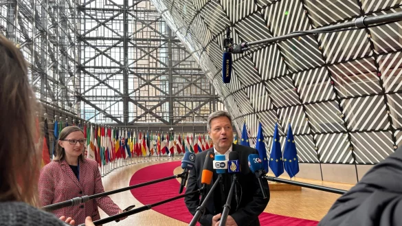 Wirtschaftsminister Robert Habeck findet, dass Brandenburgs Regierungschefs mit seinen Aussagen zu einer m&ouml;glichen R&uuml;ckkehr russischer &Ouml;llieferungen &laquo;v&ouml;llig falsch&raquo; liegt. - &copy; Alina Schmidt/dpa