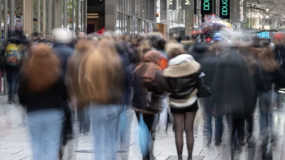 Aus dem Elternhaus zieht der Durchschnittsmensch mit fast 24 Jahren aus. (Symbolbild) - &copy; Boris Roessler/dpa