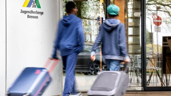 Einchecken in der Jugendherberge: Wenn Kinder auf Klassenfahrt gehen, stellen sich Eltern auch Versicherungsfragen. - © Sina Schuldt/dpa/dpa-tmn