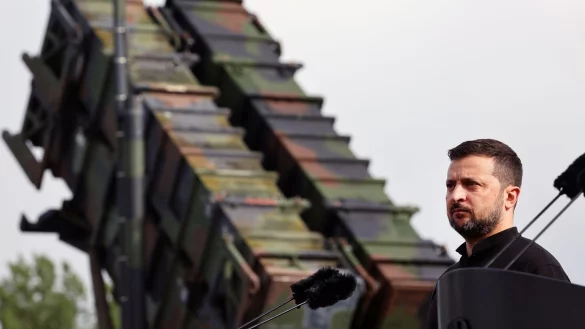 Vor dem kommenden Winter dr&auml;ngt der ukrainische Staatschef Wolodymyr Selenskyj auf die Lieferung zugesagter Flugabwehrsysteme. (Archivbild) - &copy; Jens B&uuml;ttner/dpa