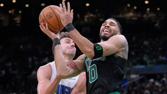 Franz Wagner und die Orlando Magic hatten gegen Jayson Tatum und die Boston Celtics meist das Nachsehen. - © Charles Krupa/AP/dpa
