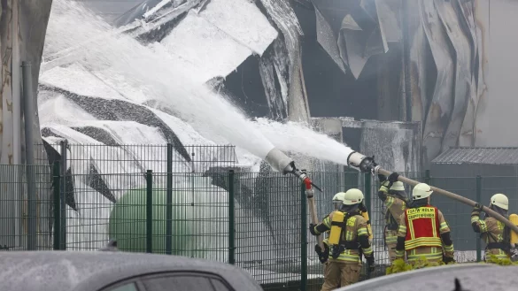 Nach zwei Stunden hat die Feuerwehr den Brand unter Kontrolle - © David Young/dpa