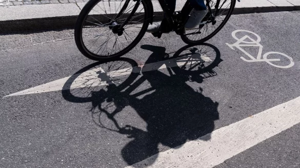 Die Stadt M&ouml;nchengladbach muss einen Radfahrstreifen an einer Bundesstra&szlig;e wieder entfernen. (Archivbild) - &copy; Peter Kneffel/dpa