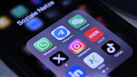 Die chinesische App Xiaohongshu (kleines rotes Buch) ist eine Art Instagram aus China. - © Johannes Neudecker/dpa