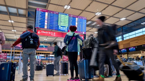 Flugreisende am BER sollten viel Geduld mitbringen. (Archivbild) - &copy; Michael Ukas/dpa