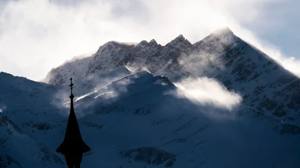 Am Breithorn sind zwei deutsche Bergsteiger in großer Not. (Archivfoto) - © picture alliance / Jean-Christophe Bott/KEYSTONE/dpa