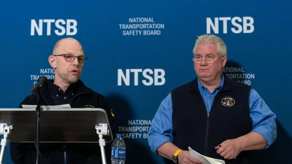 Nach dem Flugzeugunglück in Washington gehen Ermittler der Behörde NTSB widersprüchlichen Angaben zur Flughöhe der beteiligten Maschinen nach. - © Jose Luis Magana/AP/dpa