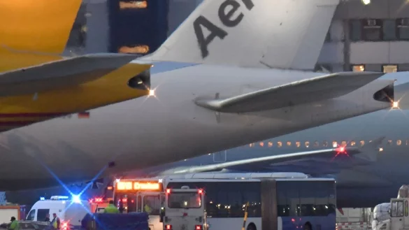 An Bord waren mehr als 100 Menschen, die evakuiert wurden (Archivbild). - © Boris Roessler/dpa