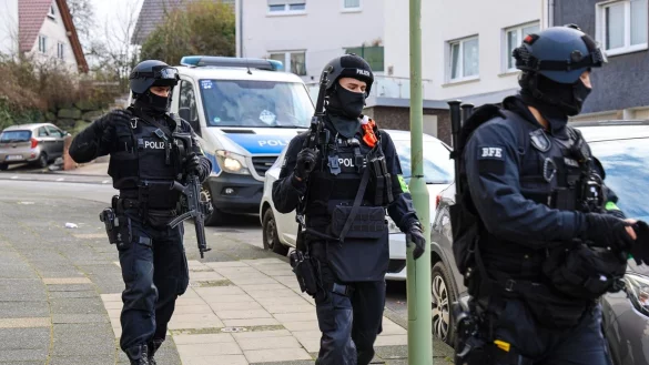 In schwerer Montur: Nach Hinweisen auf eine Gefahr f&uuml;r eine Sch&uuml;lerin suchte die Polizei den Jugendlichen. - &copy; Alex Talash/dpa