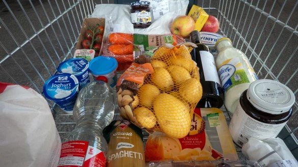 Bei Lebensmitteln spüren die Verbraucher die Inflation besonders deutlich. - © Soeren Stache/dpa