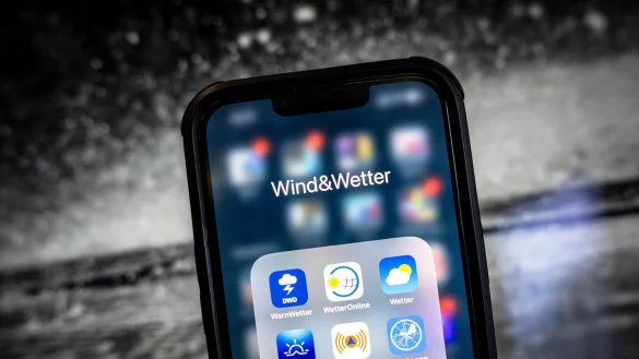 Wetter-Apps gehören bei vielen zum Alltag, doch unterschiedliche Datenquellen und Prognosemodelle können zu abweichenden Vorhersagen führen. - © Sina Schuldt/dpa/dpa-tmn