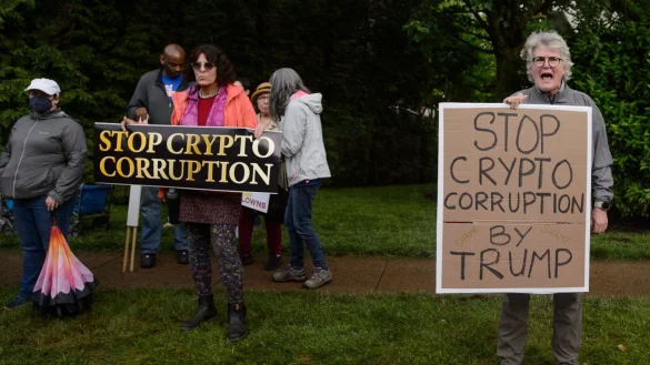 Bereits vor der Ankunft von US-Präsident Trump gibt es Protest in der Nähe seines Golfclubs. - © Rod Lamkey/FR172078/AP/dpa