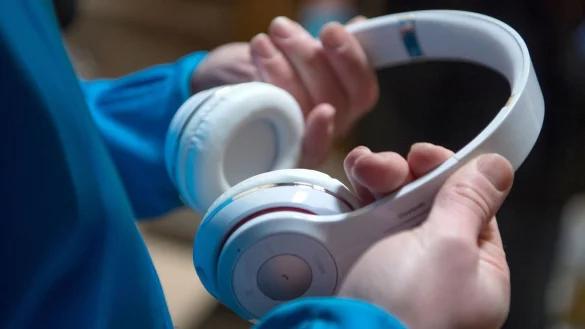 Musik spielt eine wichtige Rolle für menschliche Emotionen, berichten die Forscher. (Symbolbild) - © Boris Roessler/dpa