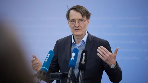 Der gesch&auml;ftsf&uuml;hrende Gesundheitsminister Lauterbach wurde am 1. Mai von Demonstranten angep&ouml;belt. - &copy; J&ouml;rg Carstensen/dpa