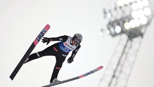 Verliert er nachträglich noch Gold? Norwegens Skispringer Marius Lindvik. - © Georg Hochmuth/APA/dpa