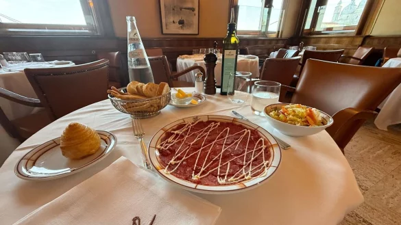 Ein Teller Rindfleisch, ein Sch&uuml;sselchen Eisbergsalat - sonst nichts. - &copy; Christoph Sator/dpa