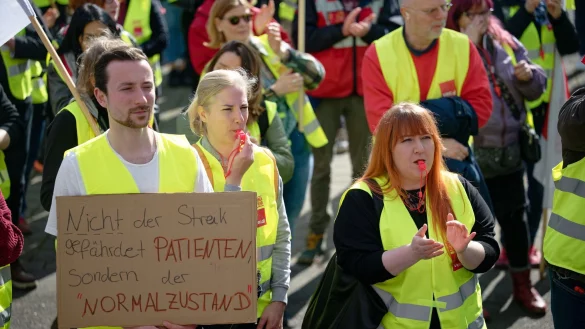 Mehr Geld, mehr Zeit: Dafür protestieren die Beschäftigten im öffentlichen Dienst. - © Henning Kaiser/dpa