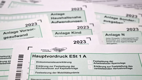 Einer ausgewählten Gruppe von Steuerpflichtigen schickt das Finanzamt Kassel einen Vorschlag für die Steuererklärung (Symbolbild). - © Martin Schutt/dpa