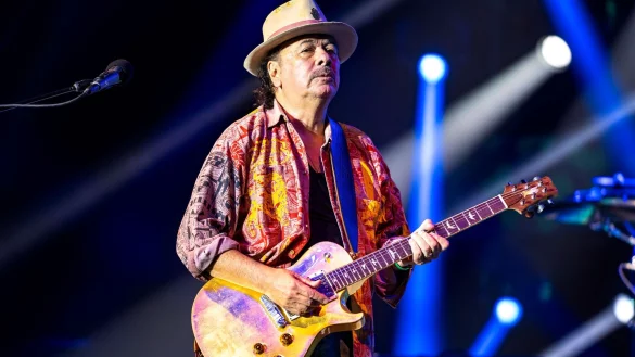 Seit Jahrzehnten tourt Carlos Santana um die Welt und veröffentlicht ein Album nach dem anderen. Nun muss er pausieren. (Archivbild) - © Rob Grabowski/Invision/AP/dpa