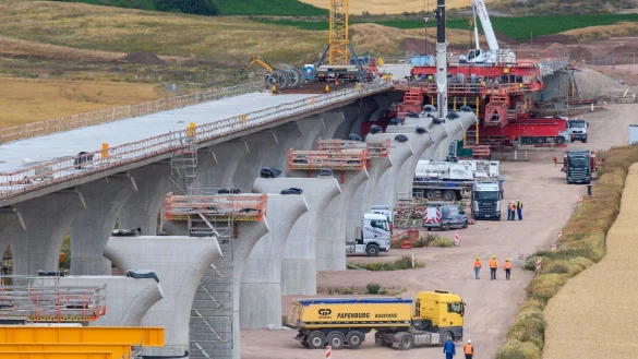 Gro&szlig;projekte beim Bau sind betroffen, wenn k&uuml;nftig Tariftreue vorgeschrieben wird - hier eine Autobahnbr&uuml;cke bei Halle/Saale. (Archivbild) - &copy; Klaus-Dietmar Gabbert/dpa