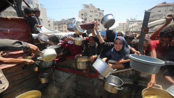 Pal&auml;stinenser warten inmitten einer Hungerkrise auf Lebensmittel aus einer Wohlt&auml;tigkeitsk&uuml;che. (Archivbild) - &copy; Omar Ashtawy/APA Images via ZUMA Press Wire/dpa