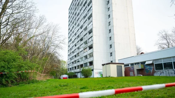 Die Polizei hat weitere Verdächtige im Zusammenhang mit dem tödlichen Sturz eines 15-Jährigen festgenommen. - © Jonas Walzberg/dpa