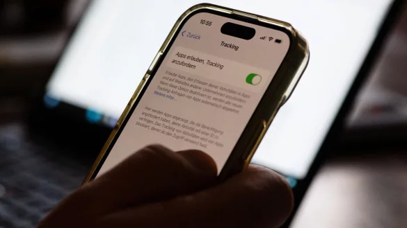 Aktiviertes Tracking auf einem iPhone: Trotzdem muss noch jede App einzeln per Dialog die Erlaubnis zum Datensammeln einholen. - © Franziska Gabbert/dpa-tmn
