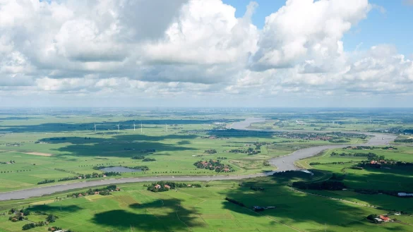 Das Bundesverwaltungsgericht verhandelt zum Gewässerschutz an der Flussgebietseinheit Ems - es geht um ein Gebiet, das Niedersachsen, NRW und die Niederlande umfasst. (Archivbild) - © Ingo Wagner/dpa