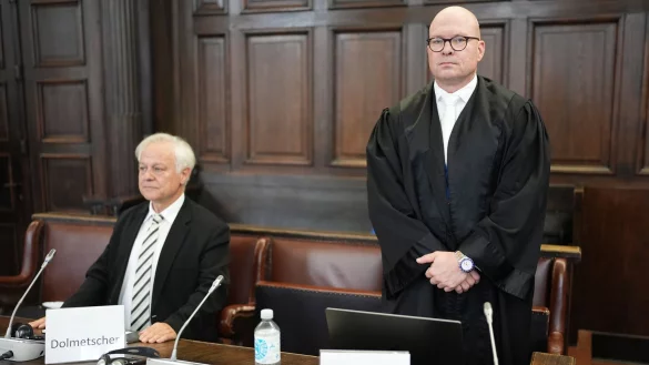 Sascha Böttner (r.) ist der Verteidiger des israelischen Angeklagten. - © Marcus Brandt/dpa POOL