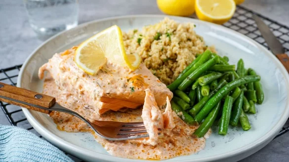Ein Lachs-Sahne-Gratin lässt sich schnell zubereiten - und das gewisse Etwas liefert ein Zitronen-Couscous. - © Jenny Böhme/familienkost.de/dpa-tmn