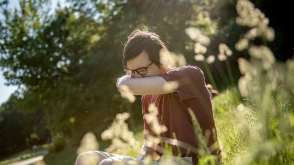 Jetzt fängt sie für viele wieder an, die Zeit des Niesens und der tränenden Augen. - © Zacharie Scheurer/dpa-tmn